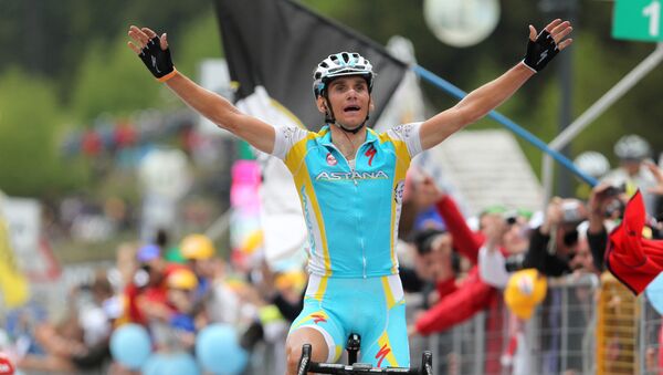 Архивное фото победителя девятнадцатого этапа веломногодневки Джиро д'Италия 2012 Романа Кройцигера на финише - Sputnik Казахстан