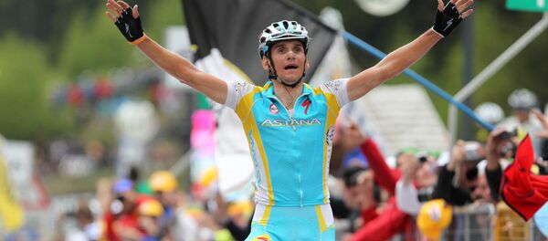 Архивное фото победителя девятнадцатого этапа веломногодневки Джиро д'Италия 2012 Романа Кройцигера на финише - Sputnik Казахстан