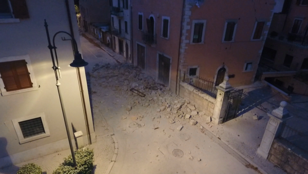 Разрушенные здания и пустынные улицы – последствия землетрясения в Италии - Sputnik Казахстан
