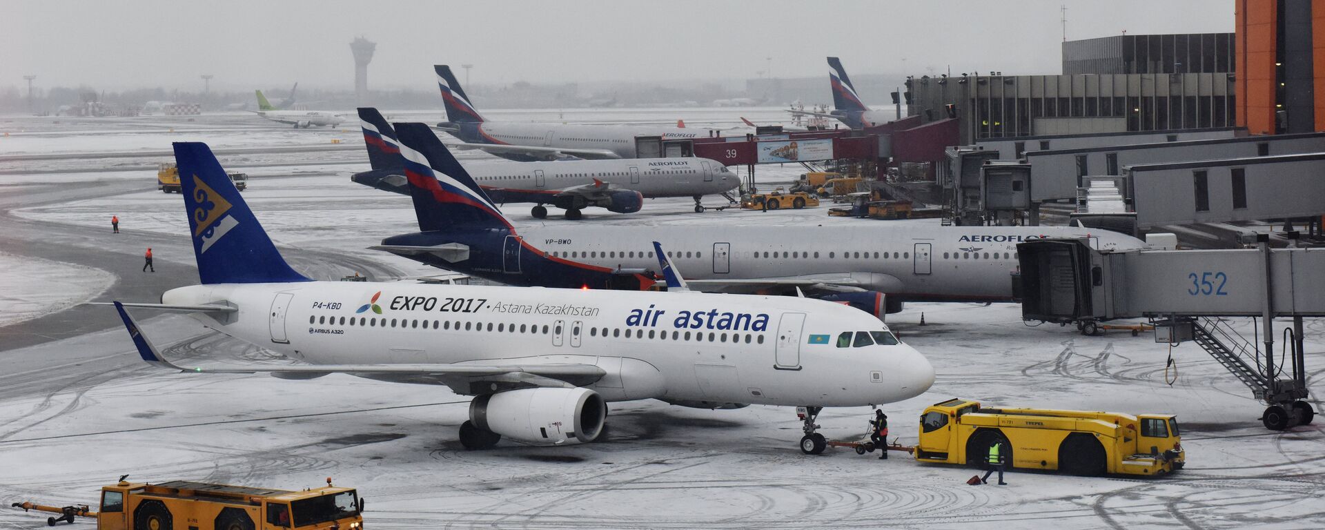 Архивное фото самолетов Airbus A320 авиакомпании Air Astana (на первом плане)  - Sputnik Казахстан, 1920, 21.01.2025