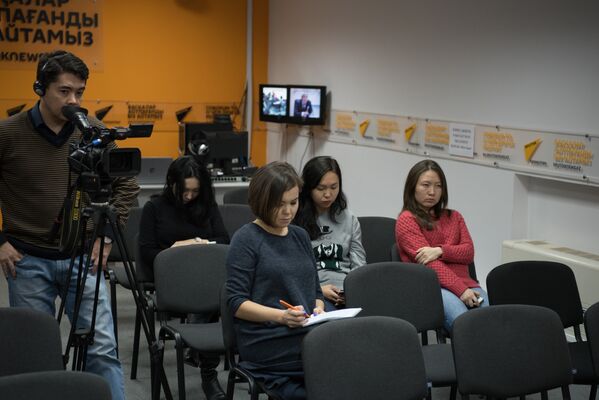 Журналисти в студии Sputnik во время пресс-конференции, посвященной Всемирному дню борьбы с инсультом - Sputnik Казахстан