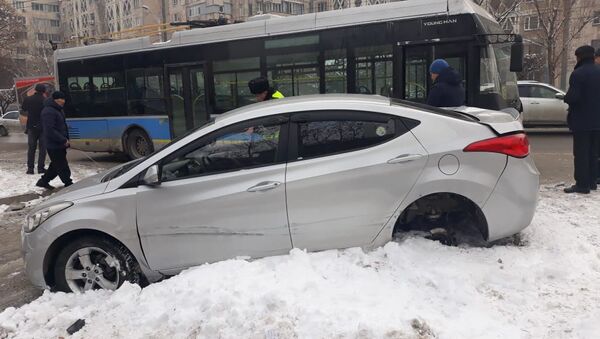Троллейбус врезался в иномарку на проспекте Абая - Sputnik Казахстан