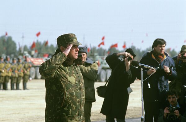  Генерал-лейтенант Борис Громов докладывает о завершении вывода войск - Sputnik Казахстан