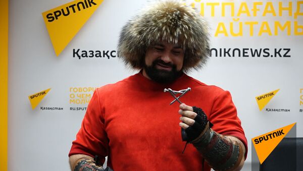Невероятные трюки казахстанского силача-рекордсмена Сергея Цырульникова - Sputnik Казахстан