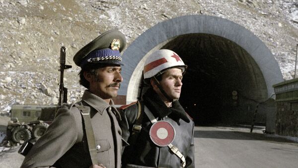  Советский регулировщик и афганский солдат несут службу по охране высокогорного тоннеля на перевале Саланг - Sputnik Казахстан