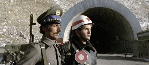  Советский регулировщик и афганский солдат несут службу по охране высокогорного тоннеля на перевале Саланг - Sputnik Казахстан