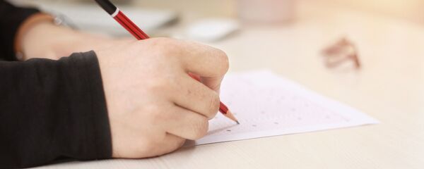 Человек пишет на листе бумаги, иллюстративное фото Человек пишет на листе бумаги, иллюстративное фото - Sputnik Казахстан