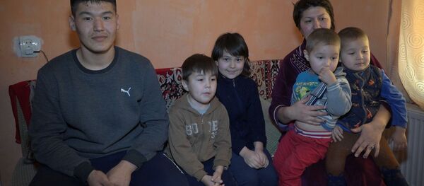 Семья с семью детьми живет во времянке в Астане - Sputnik Казахстан