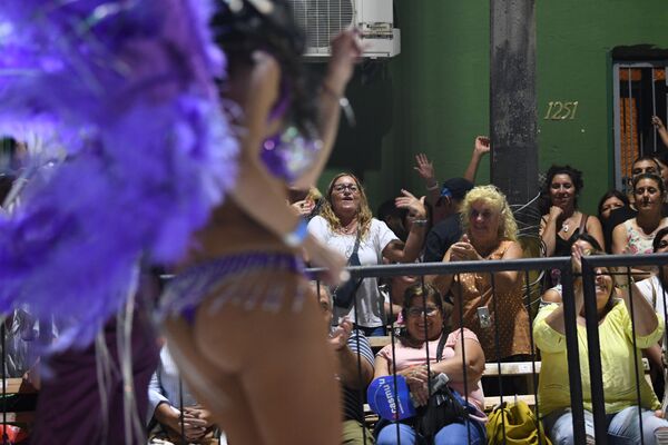 Зрители на праздничном парада на карнавале в Монтевидео, Уругвай - Sputnik Казахстан