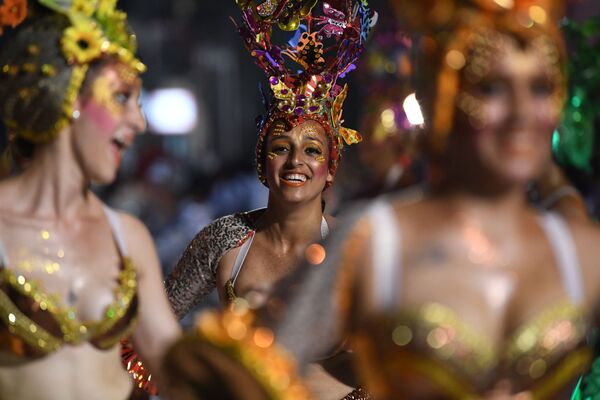 Участницы праздничного парада на карнавале в Монтевидео, Уругвай - Sputnik Казахстан