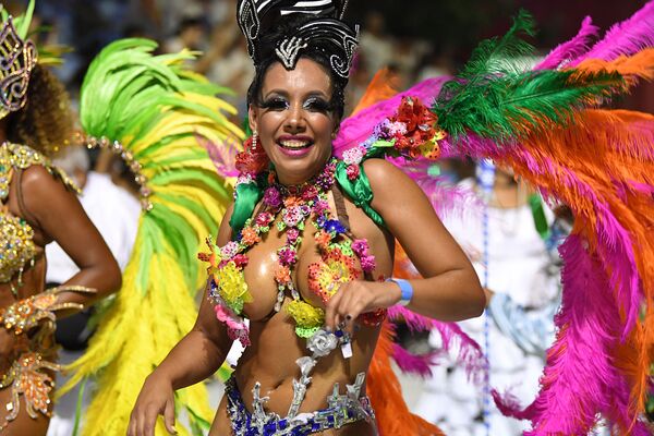 Участница праздничного парада на карнавале в Монтевидео, Уругвай - Sputnik Казахстан