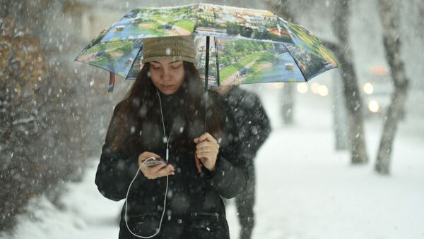 Девушка под зонтом вовремя снегопада - Sputnik Казахстан