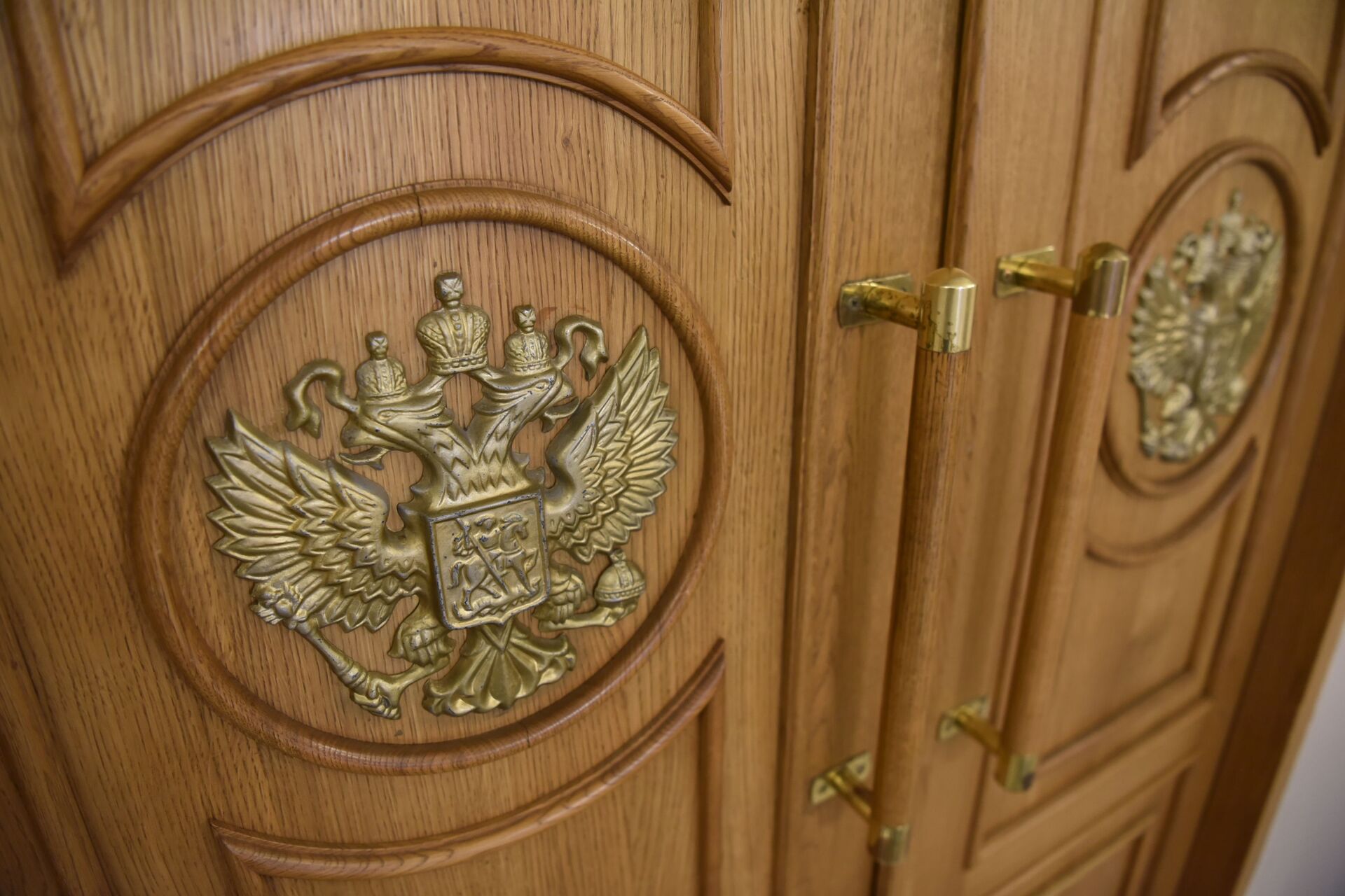 Герб с двуглавым орлом на дверях посольства России в Казахстане, архивное фото - Sputnik Казахстан, 1920, 29.11.2022