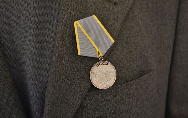Медаль За боевые заслуги участнику боевых действий в Афганистане Фаилу Шаисламову - Sputnik Казахстан