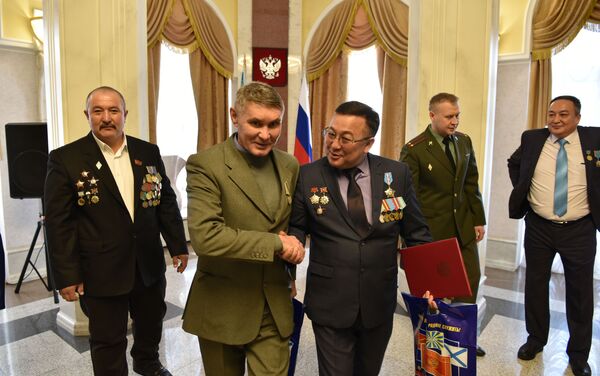  В посольстве России в РК вручили медали За боевые заслуги участнику боевых действий в Афганистане Фаилу Шаисламову - Sputnik Казахстан
