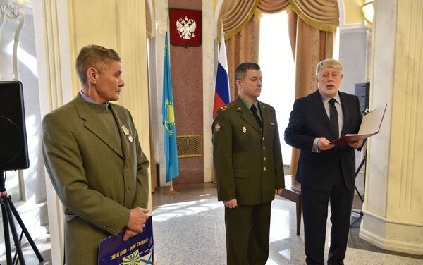  В посольстве России в РК вручили медали За боевые заслуги участнику боевых действий в Афганистане Фаилу Шаисламову - Sputnik Казахстан