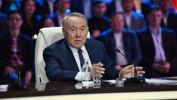 Нурсултан Назарбаев во время встречи с участниками второго этапа проекта 100 новых лиц Казахстана - Sputnik Казахстан
