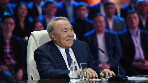 Нурсултан Назарбаев во время встречи с участниками второго этапа проекта 100 новых лиц Казахстана - Sputnik Казахстан