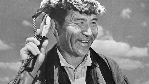 Шакен Айманов: Я люблю театр, но театр не может охватить столько зрителей, сколько кино. Спектакль идет в одном театре, в лучшем случае в нескольких. А фильм смотрят десятки тысяч. - Sputnik Қазақстан