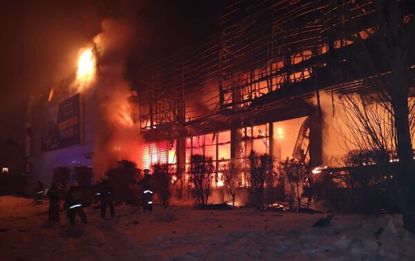 Крупный пожар в здании Хайвилл Казахстан тушат в Астане - Sputnik Казахстан