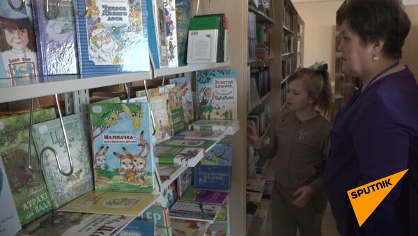 Советник посольства России подарил книги библиотеке для маленьких пациентов в Астане - Sputnik Казахстан