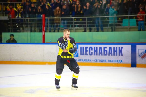 Зажигательный победный танец защитника ХК Сарыарка Эдгарса Сиксна - Sputnik Казахстан