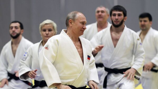 Владимир Путин во время тренировки по дзюдо в спортивно-тренировочном комплексе Юг-Спорт - Sputnik Казахстан