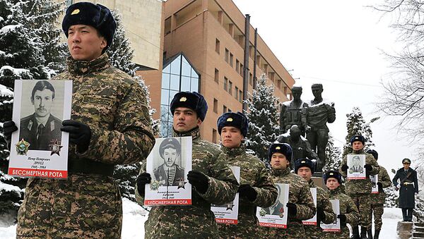 Возложение цветов к памятнику воинам-интернационалистам  - Sputnik Казахстан