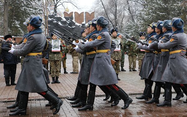 Возложение цветов к памятнику воинам-интернационалистам  - Sputnik Казахстан