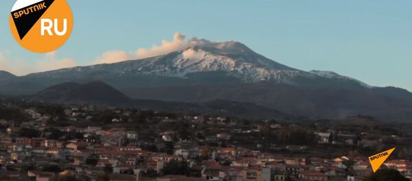 Проснувшийся вулкан Этна в Сицилии - видео - Sputnik Казахстан