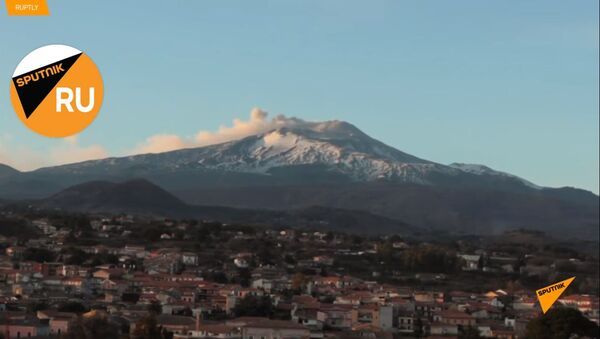 Проснувшийся вулкан Этна в Сицилии - видео - Sputnik Казахстан