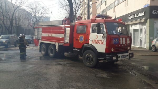 Пожар в многоквартирном доме в Медеуском районе по улице Гоголя - Sputnik Казахстан
