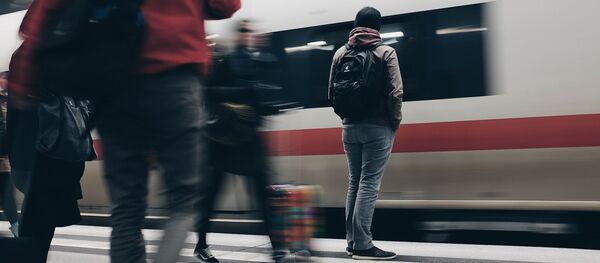 Мужчина в ожидании поезда - Sputnik Казахстан