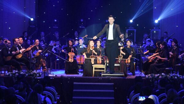 Эмоциональный дирижер оркестра Абылай Тлепберген сорвал овации в Алматы - Sputnik Казахстан