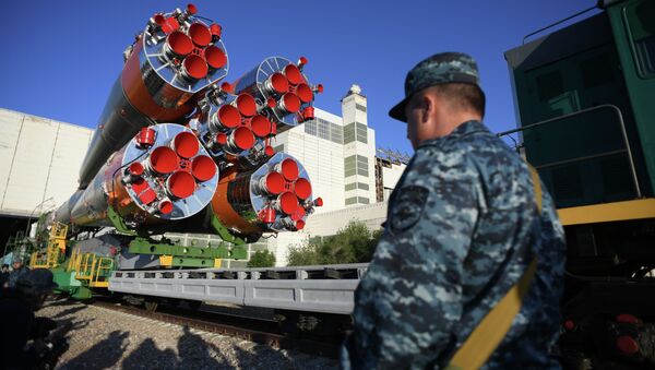 Вывоз ракеты-носителя Союз-ФГ на стартовую площадку космодрома Байконур - Sputnik Қазақстан