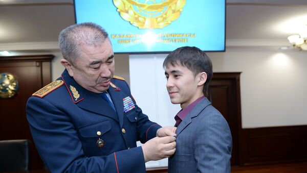 Министр внутренних дел Ерлан Тургумбаев встретился с учеником 10-го класса Надиром Омаргазиевым, который спас ребенка, упавшего в колодец - Sputnik Казахстан