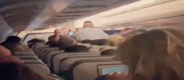 Рождение младенца на борту самолета  - видео - Sputnik Қазақстан