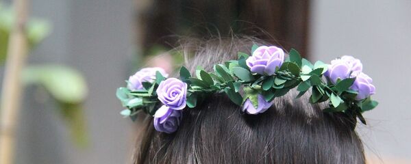 Девочка с цветами в волосах, иллюстративное фото - Sputnik Қазақстан