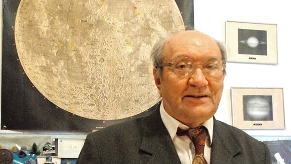 Руководитель лаборатории физики луны и планет астрофизического института имени Василия Фесенкова Виктор Тейфель - Sputnik Казахстан