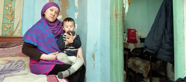 Дом, в котором живет Альмира Кузеубаева очень старый, со стен слетает штукатурка - Sputnik Казахстан