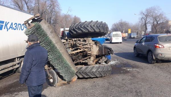 Трактор разорвало надвое при столкновении с внедорожником - Sputnik Казахстан