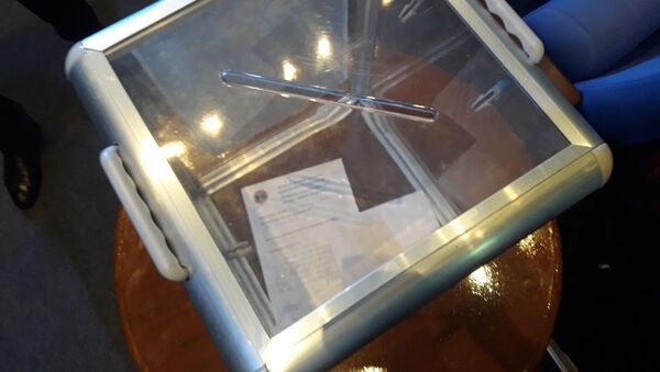 В зале есть специальные прозрачные ящики для письменных обращений граждан - Sputnik Казахстан