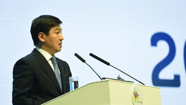 Аким Алматы Бауыржан Байбек на отчетной встрече - Sputnik Казахстан