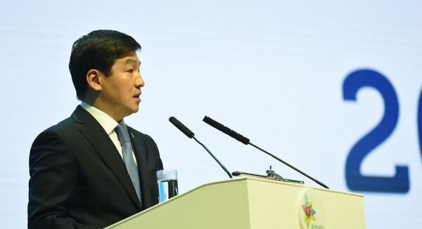 Аким Алматы Бауыржан Байбек на отчетной встрече - Sputnik Казахстан