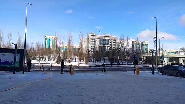 Оцепление улицы у здания КМО - видео - Sputnik Казахстан