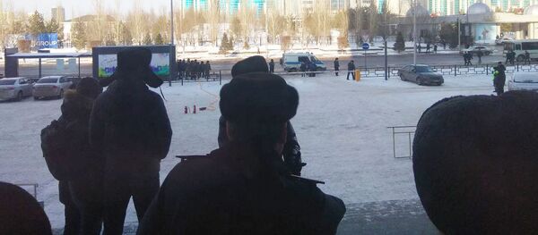 Полиция ер адамды ұстап әкетті - Sputnik Қазақстан