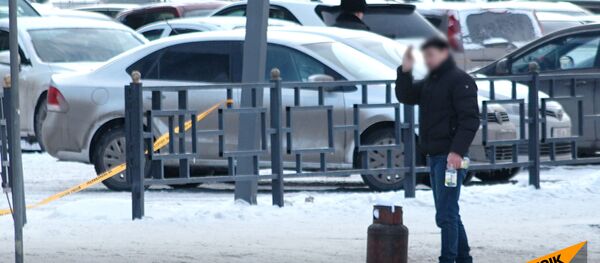 Как обезвредили мужчину, угрожавшего взорвать газовый баллон в центре Астаны - видео - Sputnik Казахстан