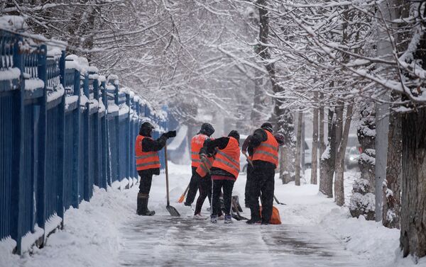 Уборка снега в Алматы после сильного снегопада - Sputnik Казахстан