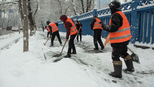Уборка снега в Алматы после сильного снегопада - Sputnik Казахстан
