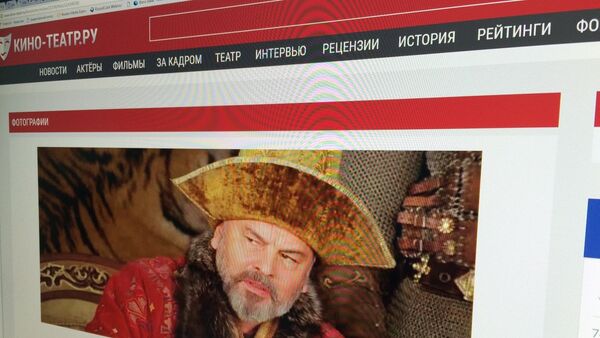 Фото страницы сайта kino-teatr.ru с изображением  Тунгышбая Жаманкулова на экране - Sputnik Казахстан